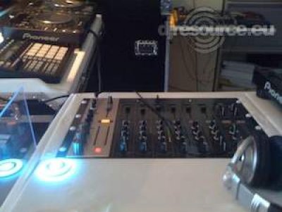 Our MEMBERS can Enlarge : DJ booth outside